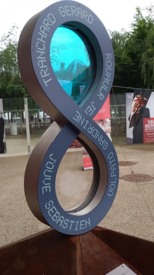 Sculpture électronique: Sablier du projet #signCOP21 devant le centre Pompidou de Metz.